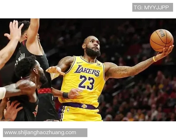 詹姆斯与开拓者激烈对决精彩瞬间回顾与图片分享